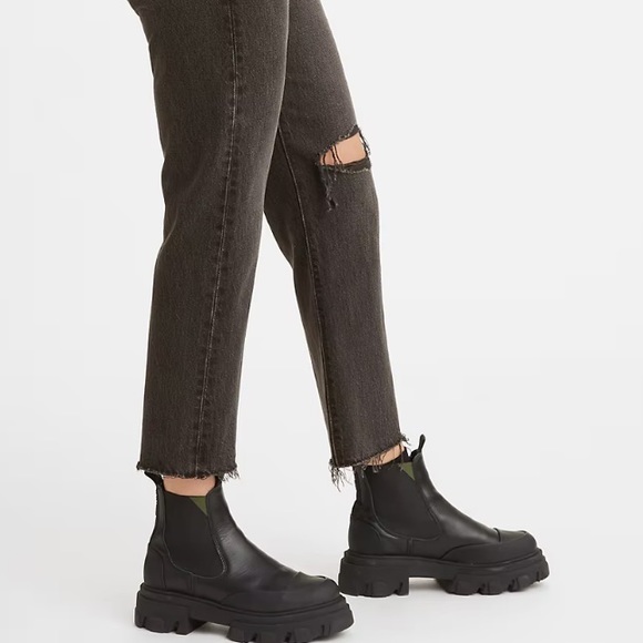 New Wedgie Straight Levi’s - Picture 3 of 4